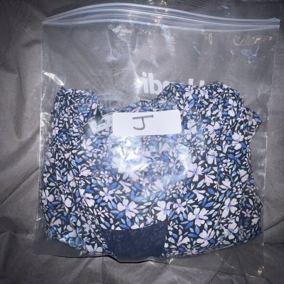 1. STATE Womens Blue Floral Smocked Cuffs Pullover Long‎ Sleeve V Neck Top XS - Picture 11 of 11